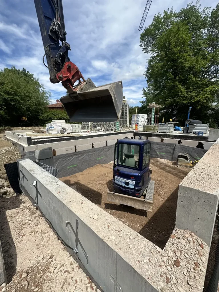 Erdarbeiten mit Bagger auf einer Baustelle bei Landsberg am Lech