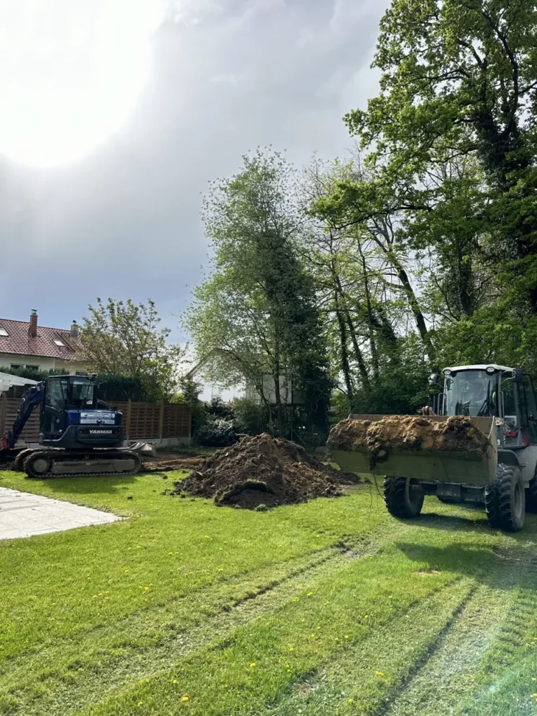 Erdarbeiten mit Bagger auf einer Baustelle bei Landsberg am Lech