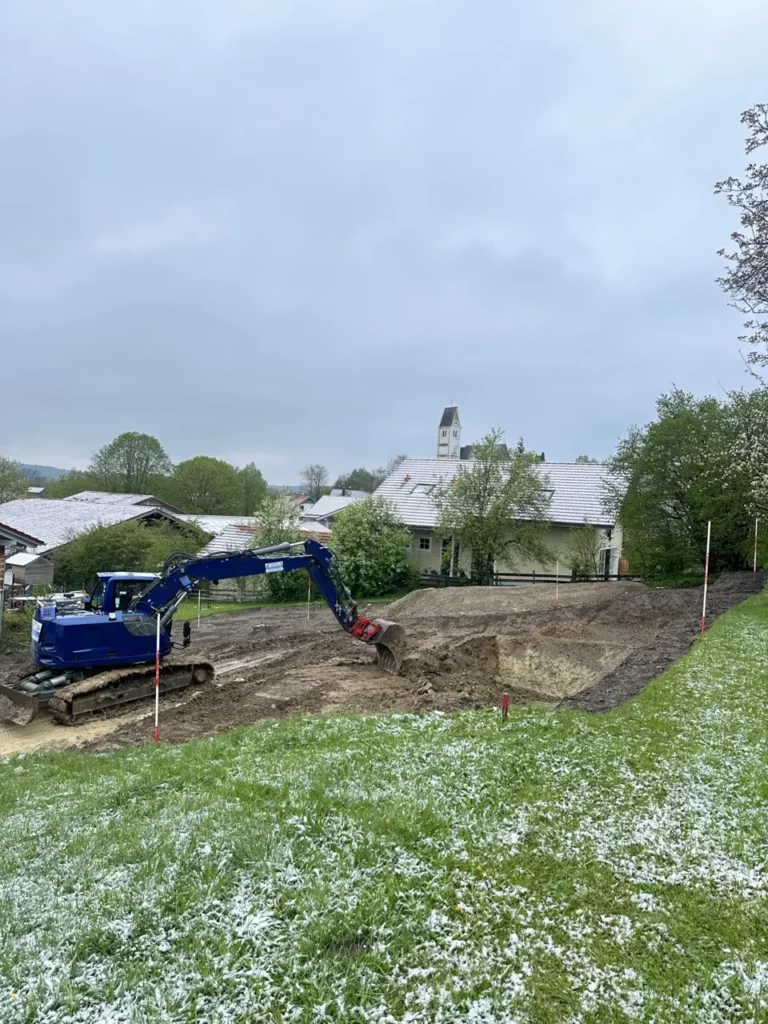 Erdarbeiten mit Bagger auf einer Baustelle bei Landsberg am Lech