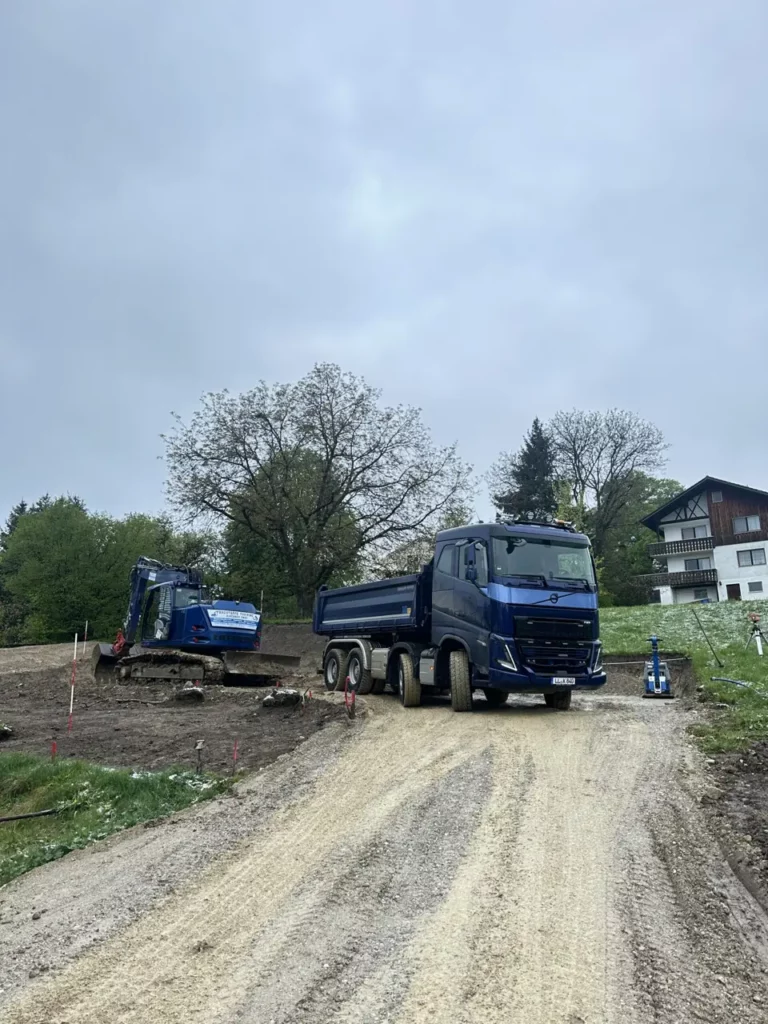 Erdarbeiten mit Bagger auf einer Baustelle bei Landsberg am Lech