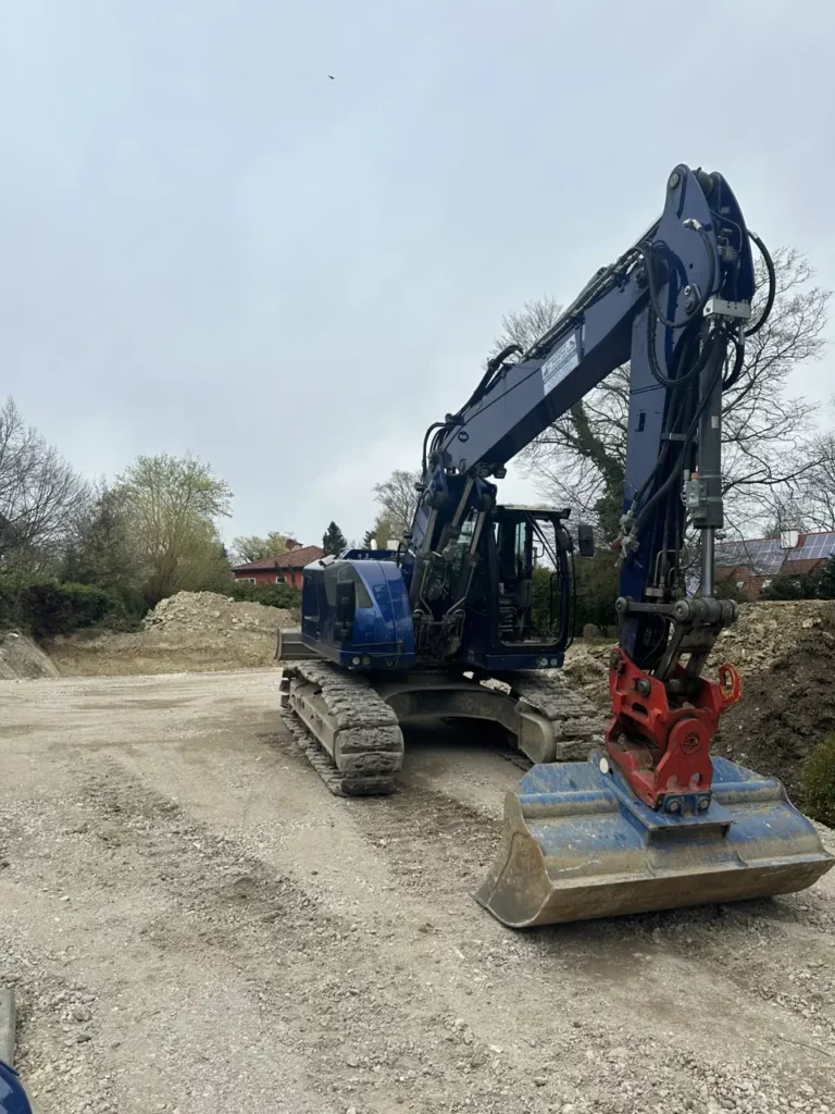 Erdarbeiten mit Bagger auf einer Baustelle bei Landsberg am Lech
