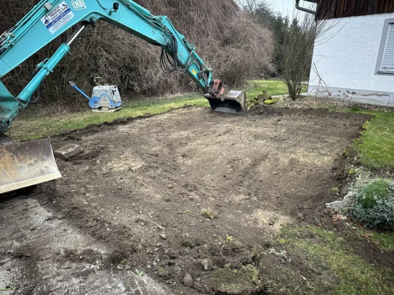 Erdarbeiten mit Bagger auf einer Baustelle bei Landsberg am Lech