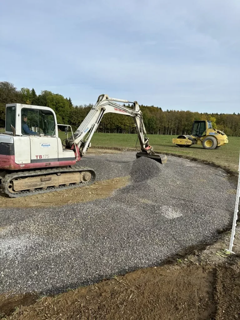 Erdarbeiten mit Bagger auf einer Baustelle bei Landsberg am Lech