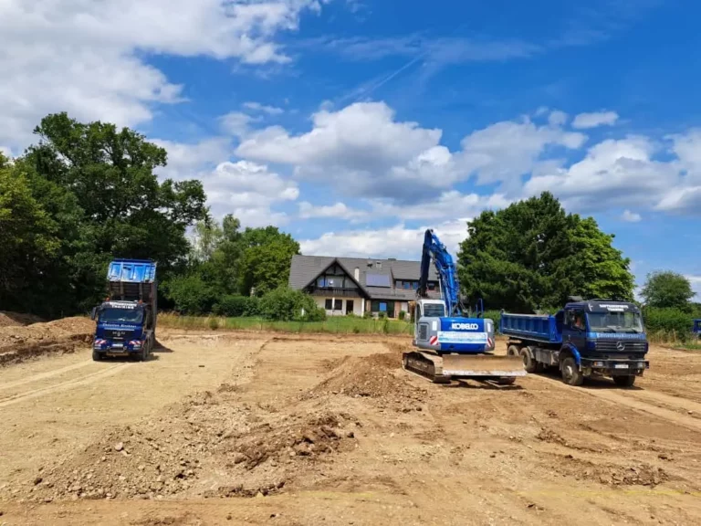 Erdarbeiten mit Bagger auf einer Baustelle bei Landsberg am Lech
