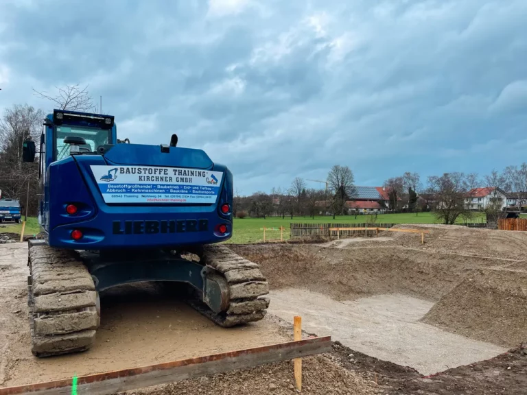 Erdarbeiten mit Bagger auf einer Baustelle bei Landsberg am Lech