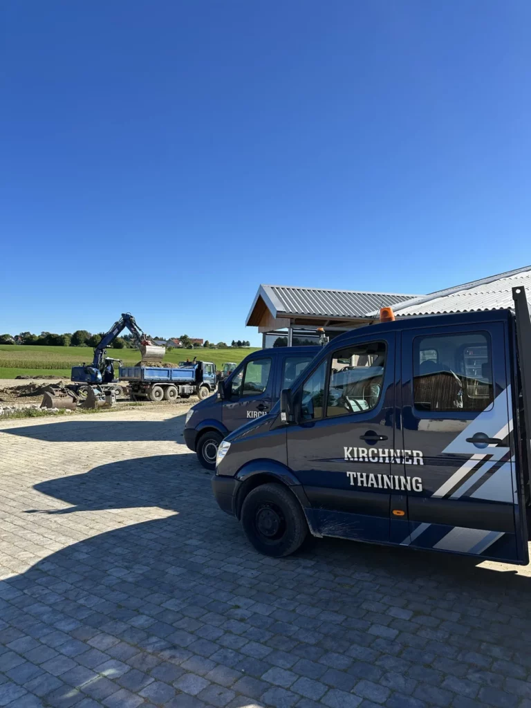 Fahrzeug von Kirchner Thaining auf der Reiterhof-Baustelle vor der neuen Halle