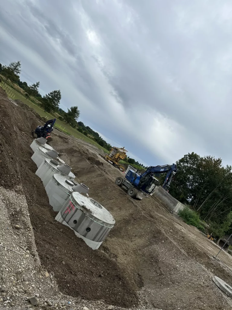 Regenwasserbehälter in der Baugrube eines Pferdehofs