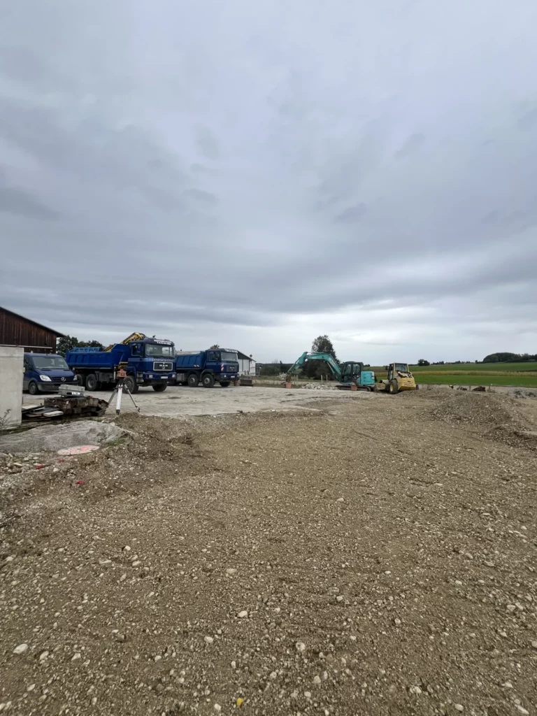 LKW und Bagger bei den Erdarbeiten für einen Reiterhof