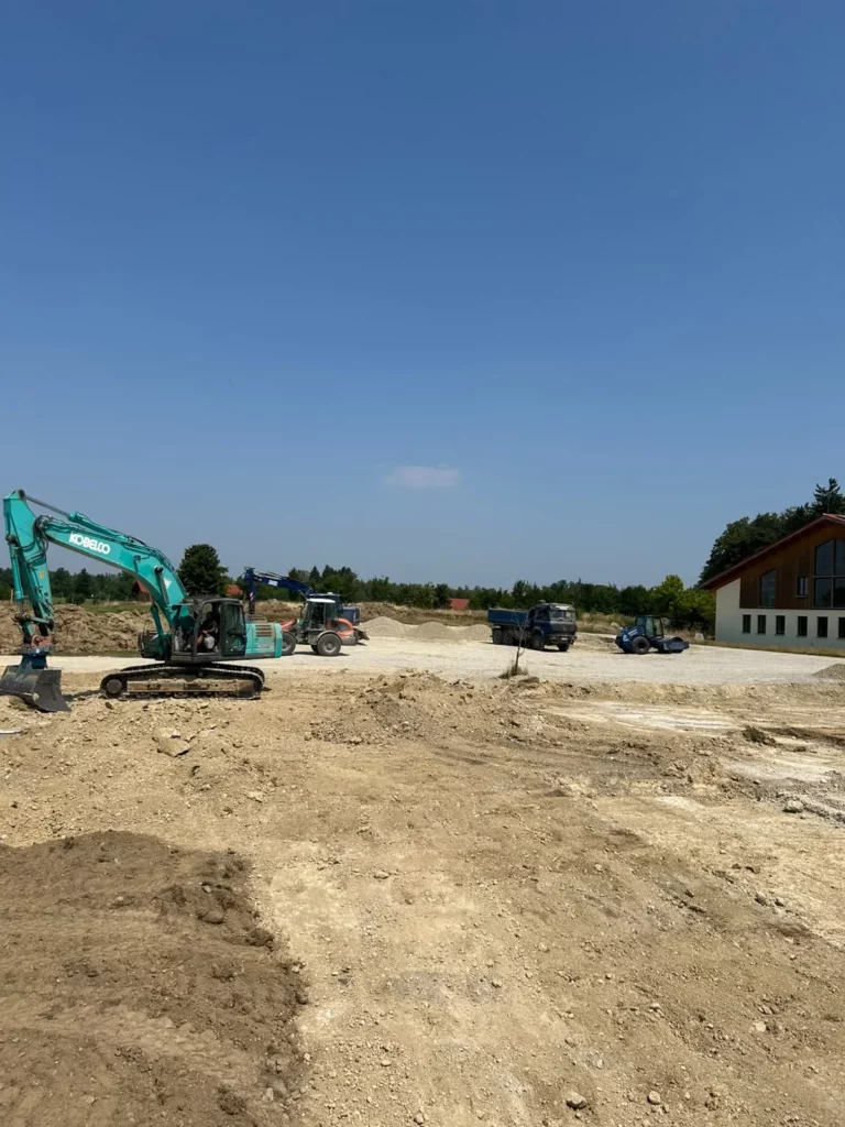 Bagger bei den Erdarbeiten für einen Reitplatz