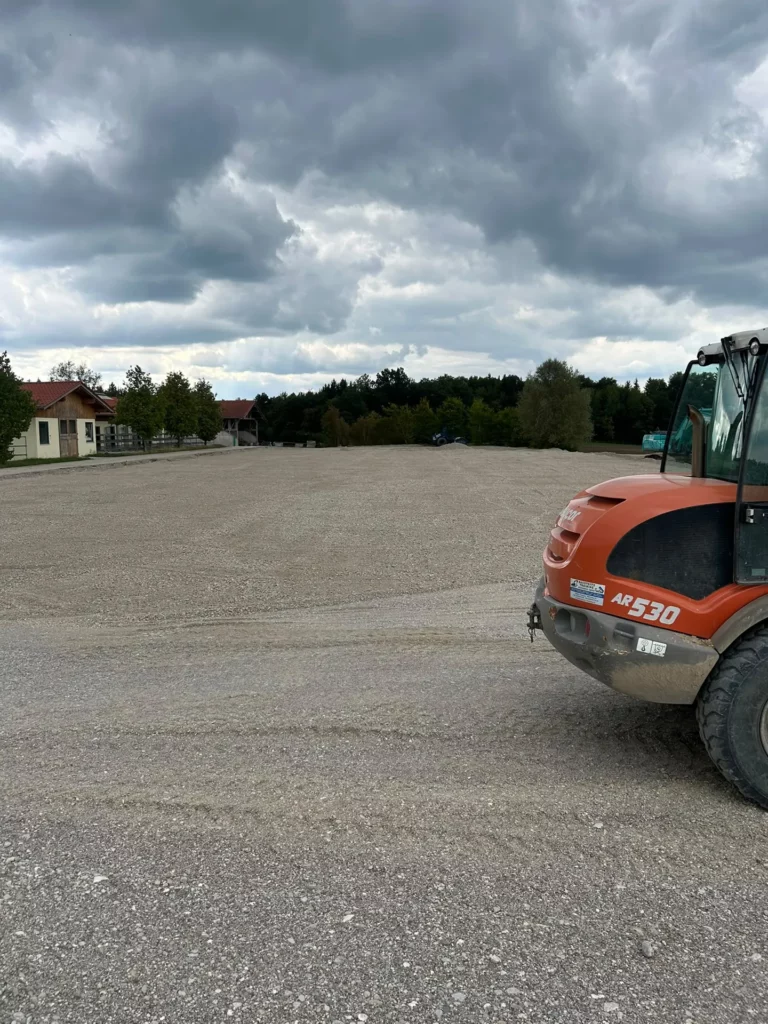 Radlader auf der fertigen Tragschicht eines großen Reitplatzes