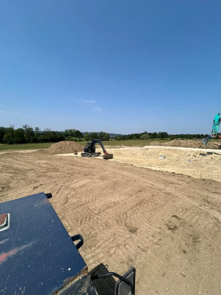 Sandiger Unterbau für einen Reitplatz mit Bagger